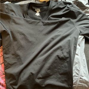 Quarter sleeve athletic shirt